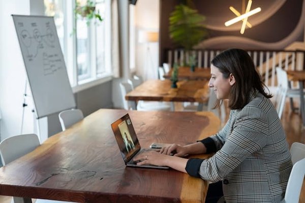 Comment intégrer des pratiques de travail flexibles pour améliorer la productivité ?